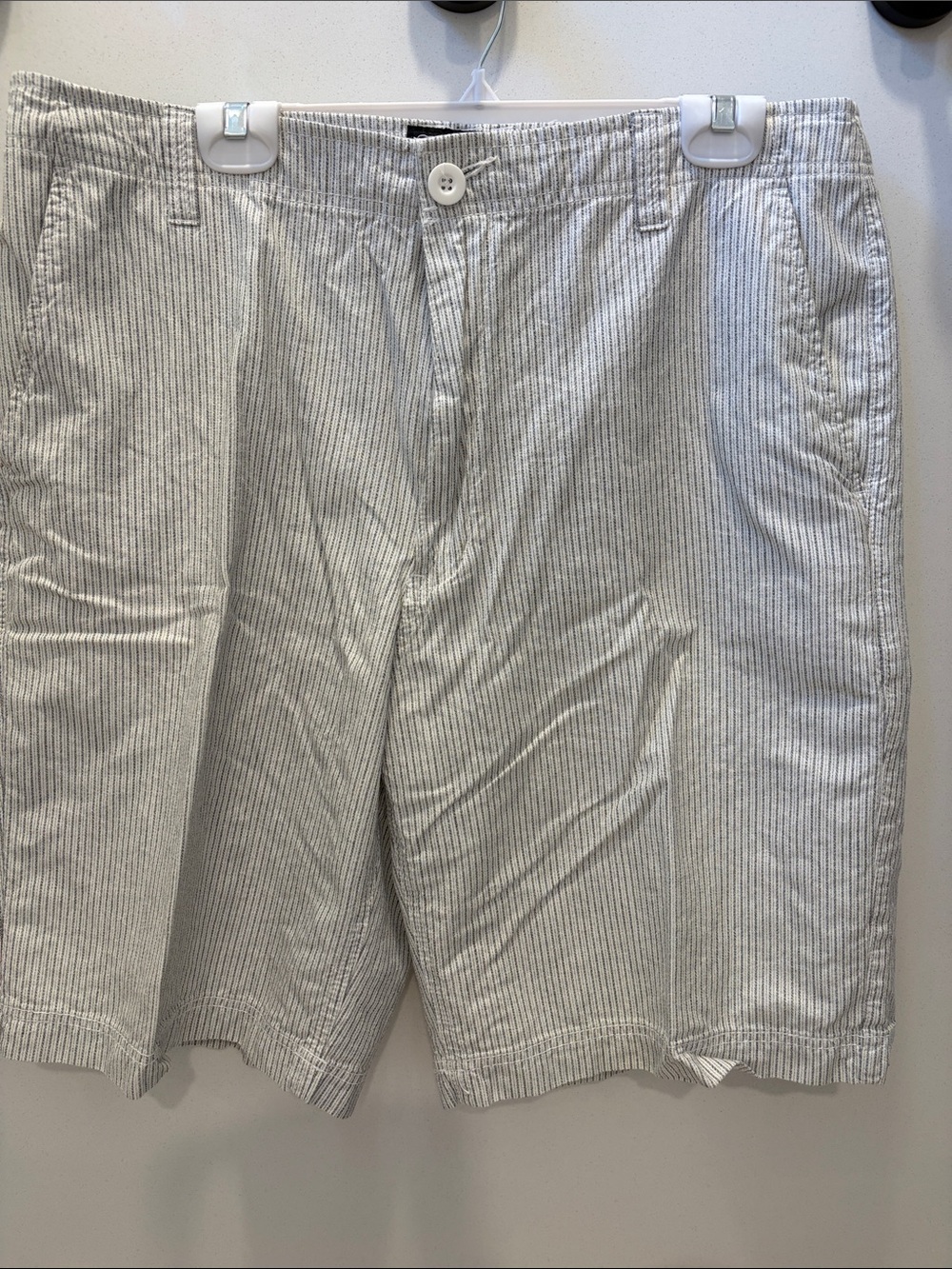 Men's Seersucker Stripe Shorts in White & Black